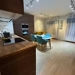 Cozy Apt - Parking & All Amenities