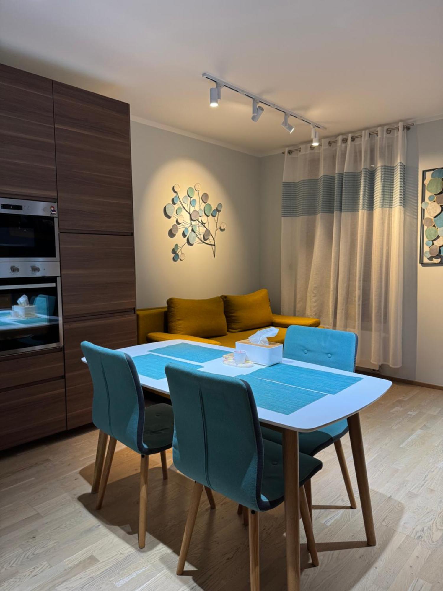 Cozy Apt - Parking & All Amenities *